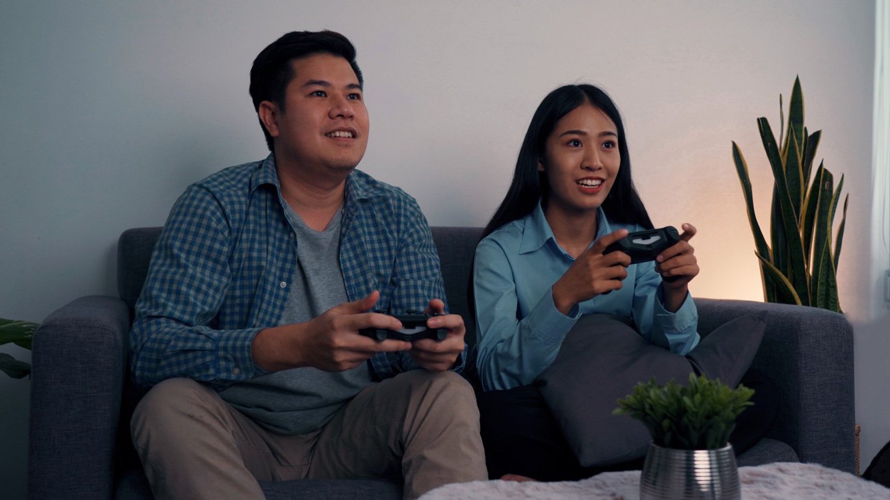 asian-couples-are-having-fun-playing-games-tinder